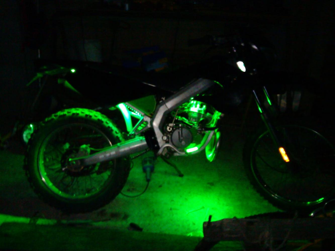 X-race mit Unterboden beleuchtung - Nightpics - 2Stroke-Tuning